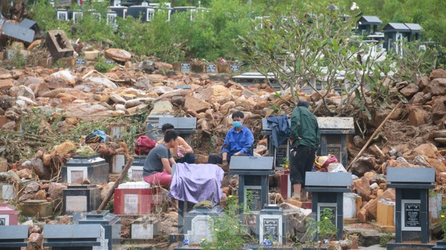 Tang thương hàng trăm ngôi mộ ở nghĩa trang lớn nhất Đà Nẵng bị mưa lũ cuốn trôi, đất đá vùi lấp - Ảnh 11.
