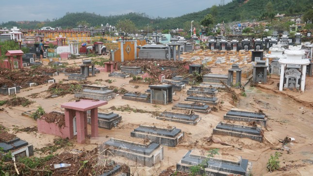 Tang thương hàng trăm ngôi mộ ở nghĩa trang lớn nhất Đà Nẵng bị mưa lũ cuốn trôi, đất đá vùi lấp - Ảnh 7.