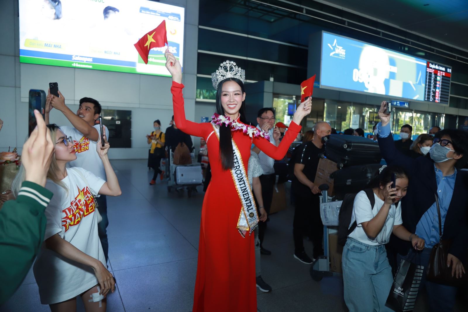 Miss Intercontinental 2022 Bảo Ngọc về nước, được Hoa hậu Mai Phương và siêu mẫu Minh Triệu ra đón - Ảnh 2.