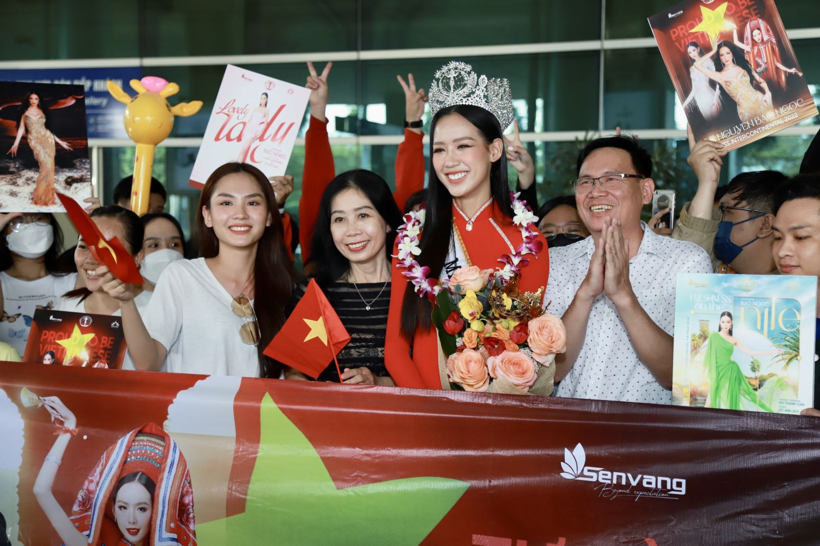 Miss Intercontinental 2022 Bảo Ngọc về nước, được Hoa hậu Mai Phương và siêu mẫu Minh Triệu ra đón - Ảnh 3.