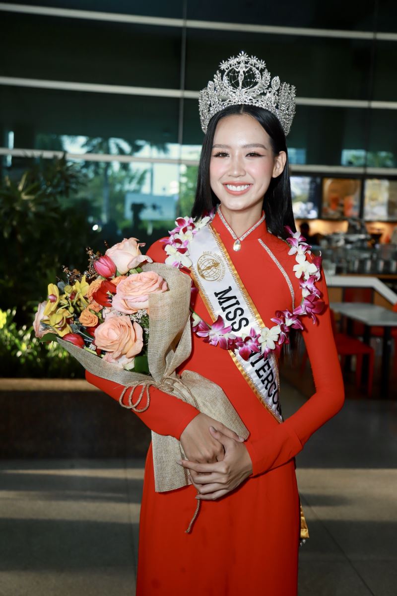 Miss Intercontinental 2022 Bảo Ngọc về nước, được Hoa hậu Mai Phương và siêu mẫu Minh Triệu ra đón - Ảnh 1.