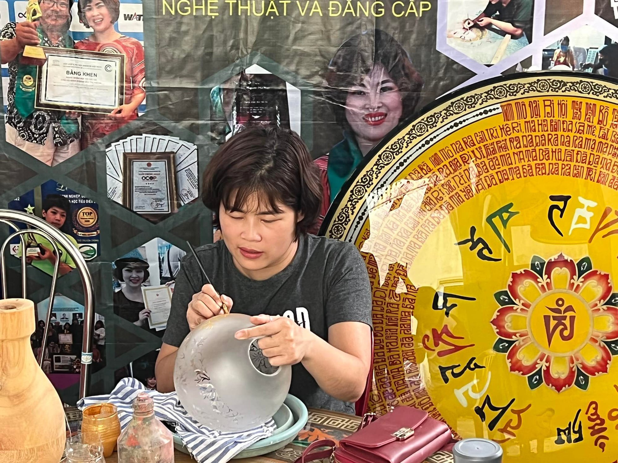 Nữ nghệ nhân trẻ tuổi nhất Việt Nam: Từ cô gái có hoàn cảnh đặc biệt khó khăn đến tác giả của khánh kính dâng lễ vua Hùng - Ảnh 9.