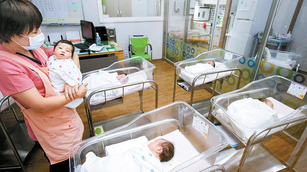 Một nghề ngày càng trở nên khan hiếm ở Hàn Quốc khi người dân ngại sinh con - Ảnh 1.