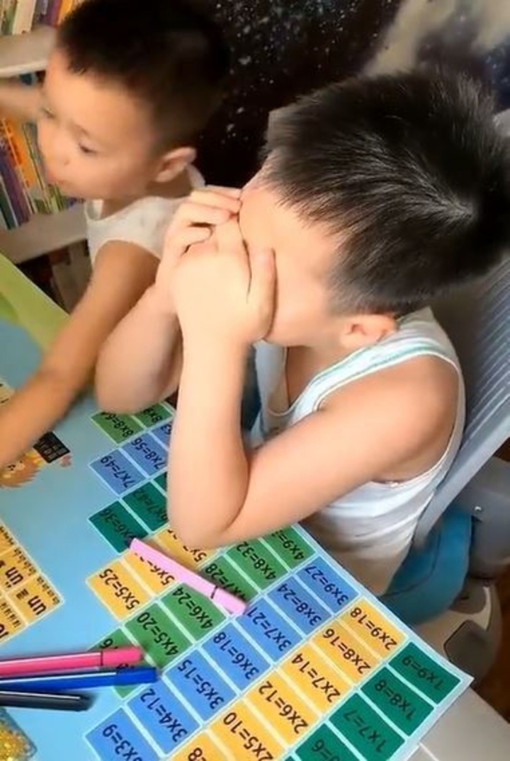 Cậu bé xung phong dạy em học Toán bỗng gào khóc nức nở sau 10 phút - Ảnh 3.