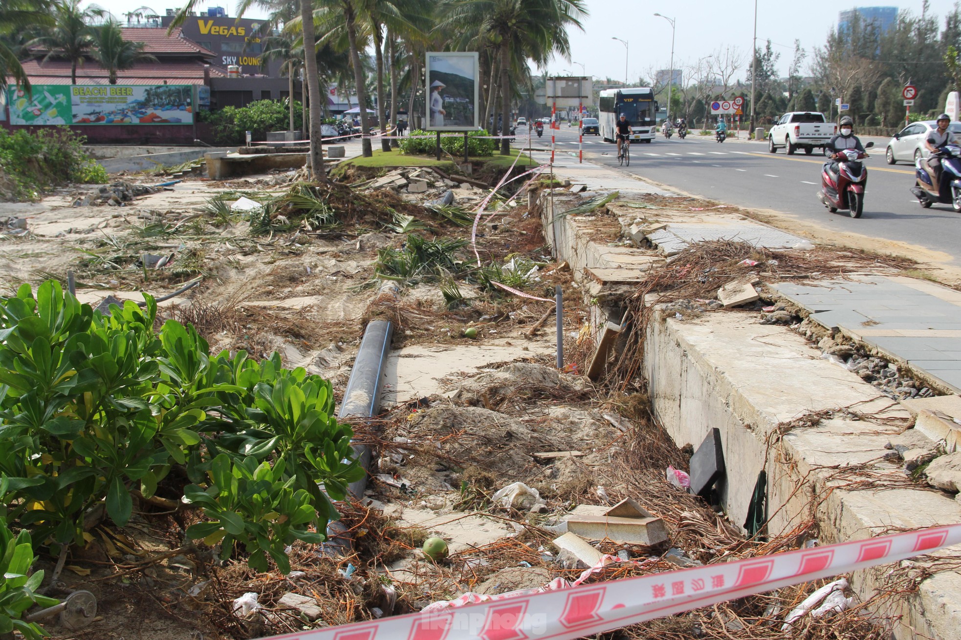 Bờ biển Đà Nẵng sụt lún tan hoang, bờ kè bị &quot;xé toạc&quot; sau mưa lớn - Ảnh 8.