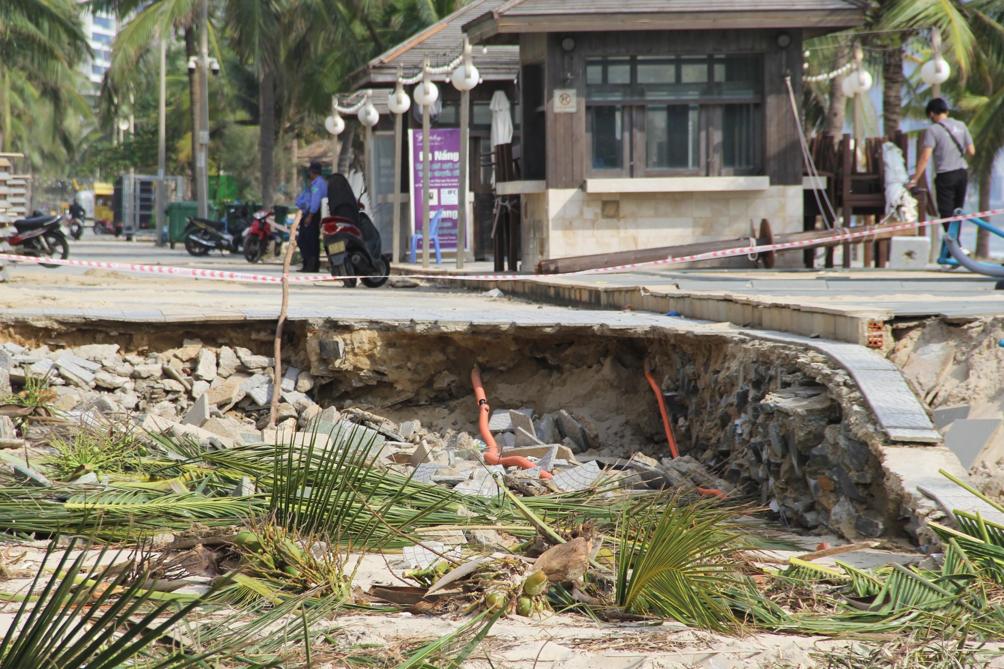 Bờ biển Đà Nẵng sụt lún tan hoang, bờ kè bị &quot;xé toạc&quot; sau mưa lớn - Ảnh 2.