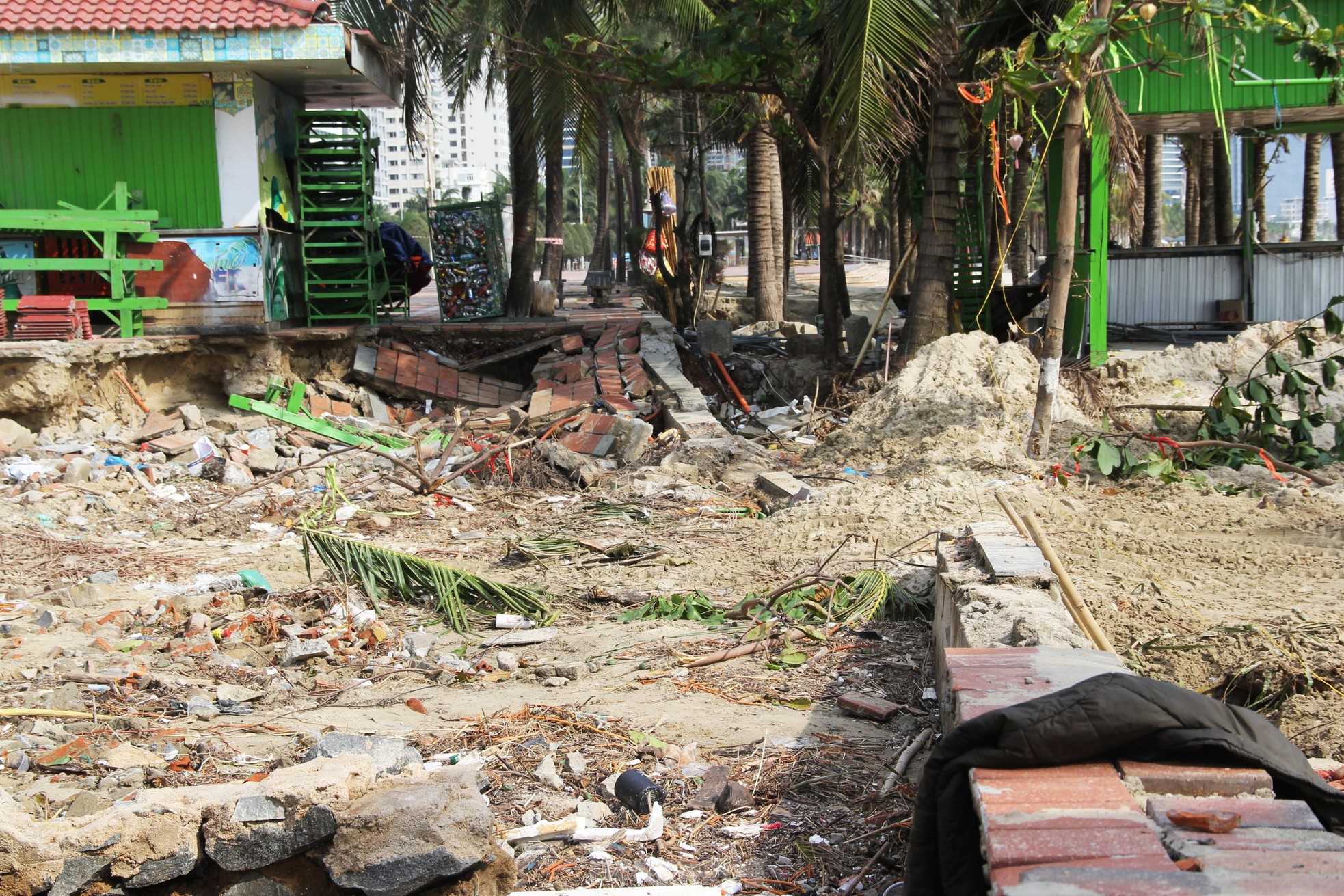 Bờ biển Đà Nẵng sụt lún tan hoang, bờ kè bị &quot;xé toạc&quot; sau mưa lớn - Ảnh 12.