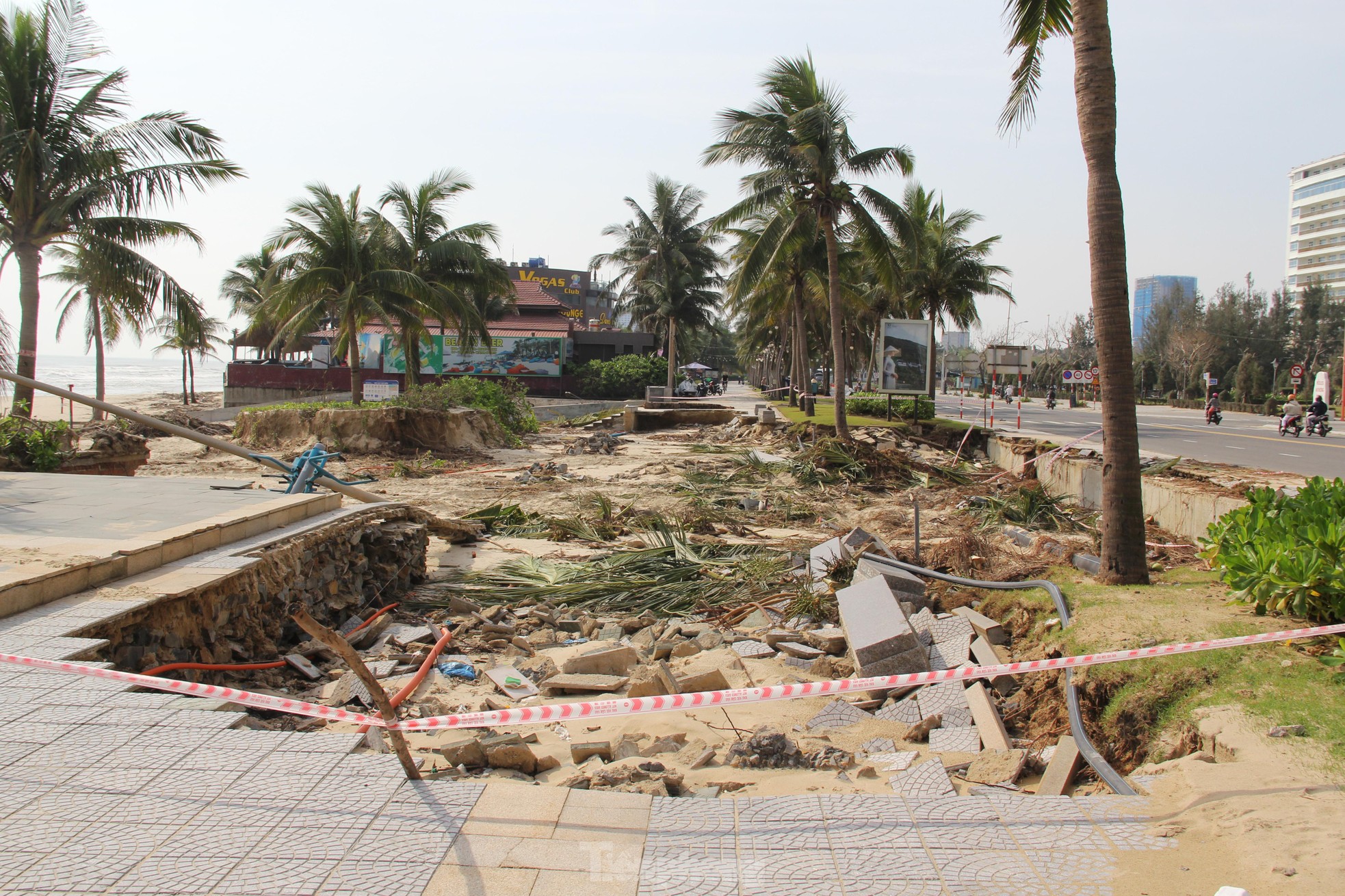 Bờ biển Đà Nẵng sụt lún tan hoang, bờ kè bị &quot;xé toạc&quot; sau mưa lớn - Ảnh 7.