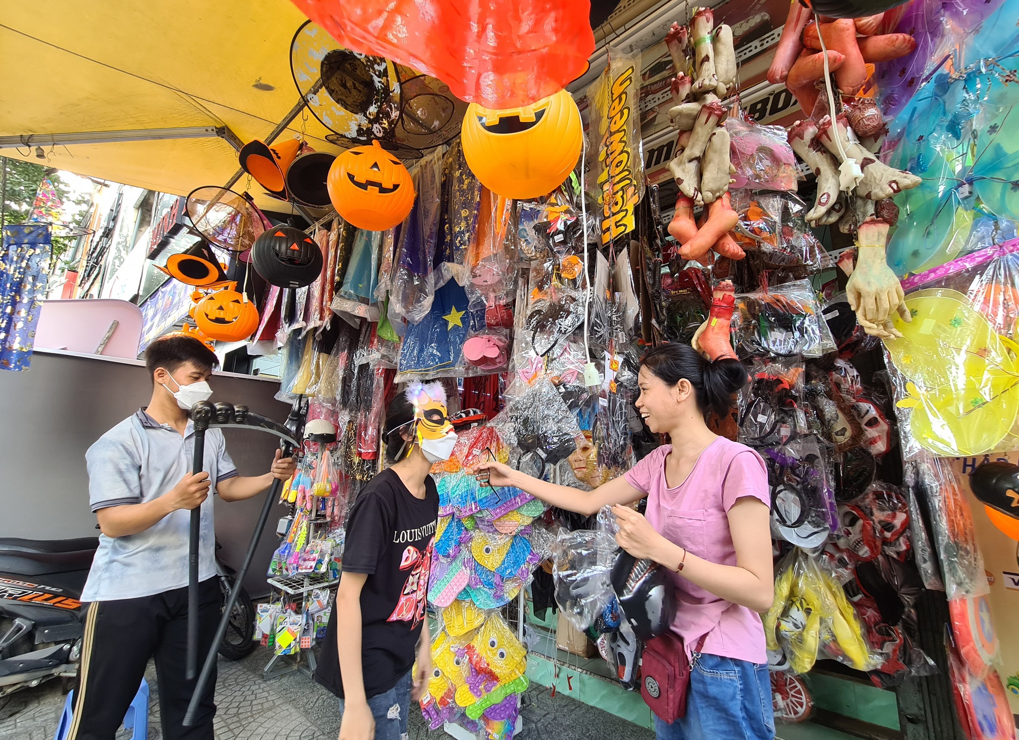 Sôi động thị trường trang trí Halloween - Ảnh 1.