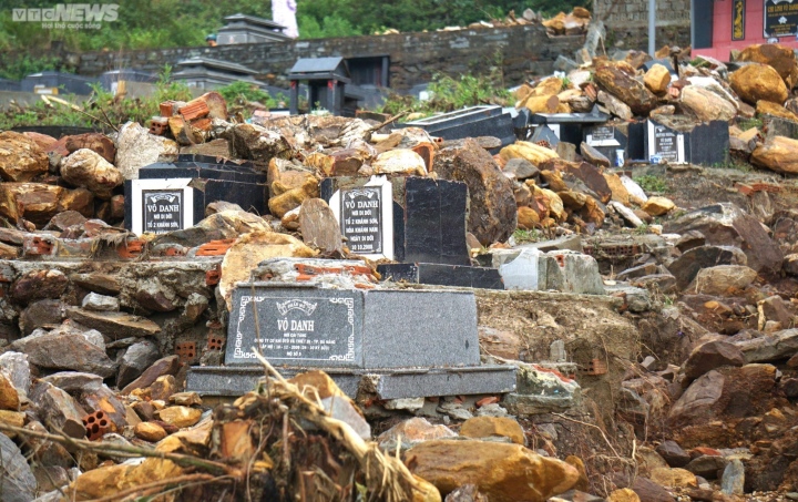 Hơn 600 ngôi mộ sạt lở tan hoang sau mưa lũ, Bí thư Đà Nẵng chỉ đạo khẩn - Ảnh 1.