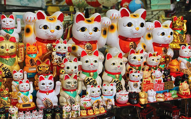 Nguồn gốc và ý nghĩa bất ngờ của 'chú mèo vẫy khách' cầu may nổi tiếng trong văn hóa Nhật Bản