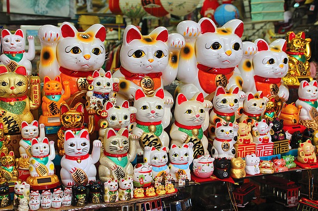 Nguồn gốc và ý nghĩa bất ngờ của “'chú mèo vẫy khách” cầu may nổi tiếng trong văn hóa Nhật Bản - Ảnh 2.