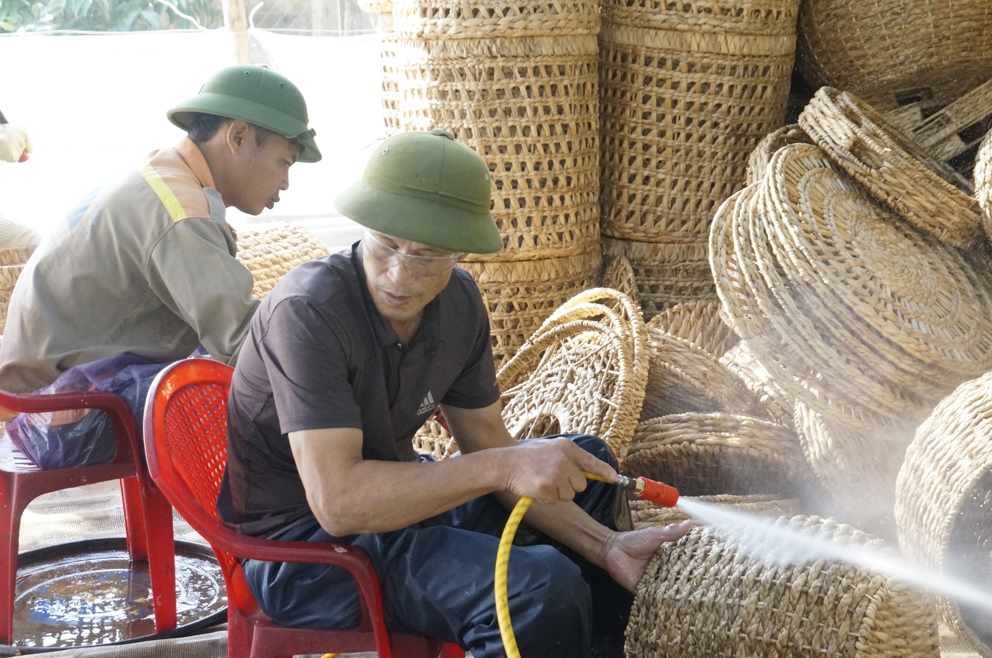 Những người phụ nữ lớn tuổi thắp sáng hi vọng cho nghề truyền thống ở Ninh Bình - Ảnh 14.