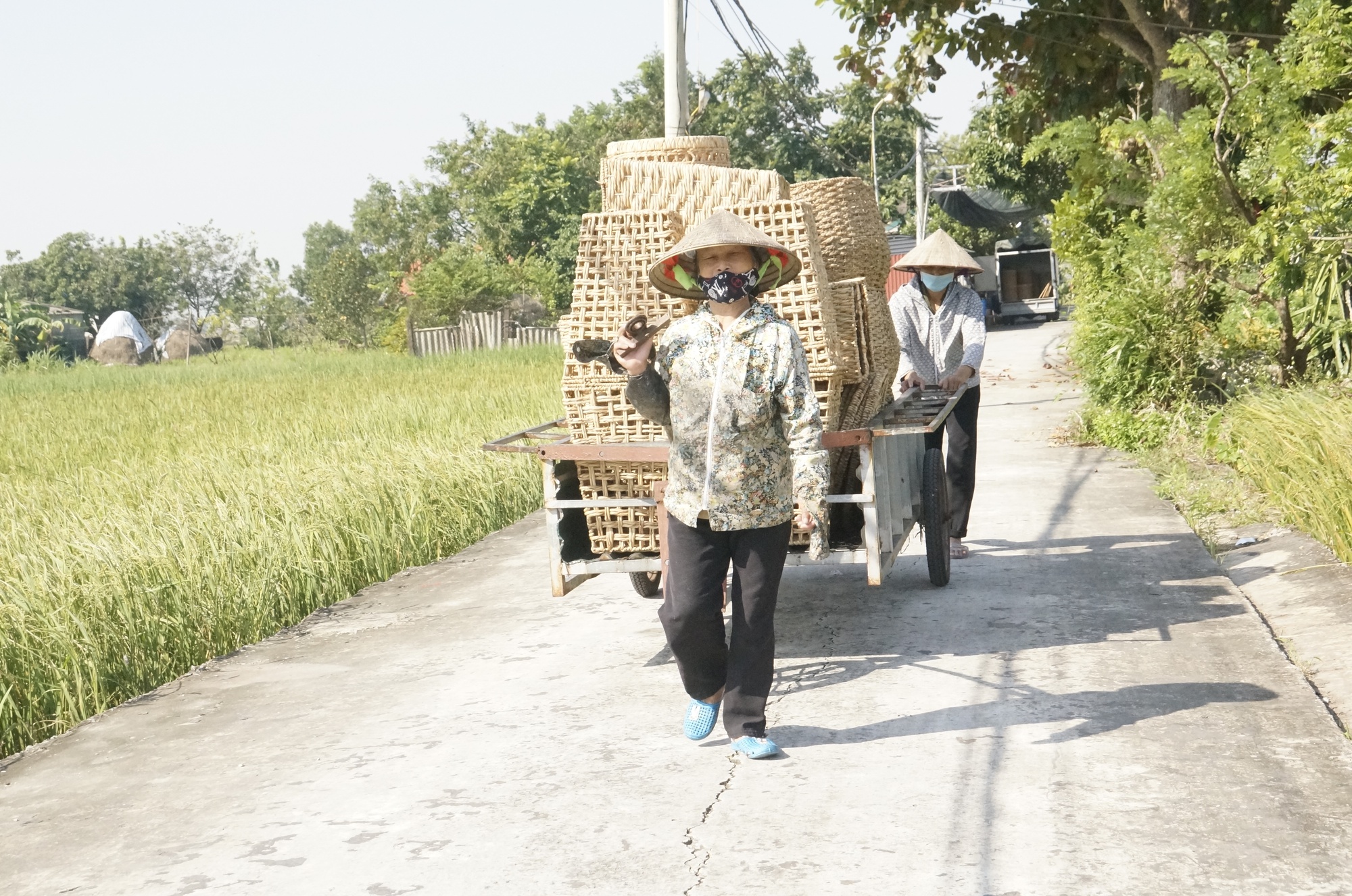 Những người phụ nữ lớn tuổi thắp sáng hi vọng cho nghề truyền thống ở Ninh Bình - Ảnh 7.
