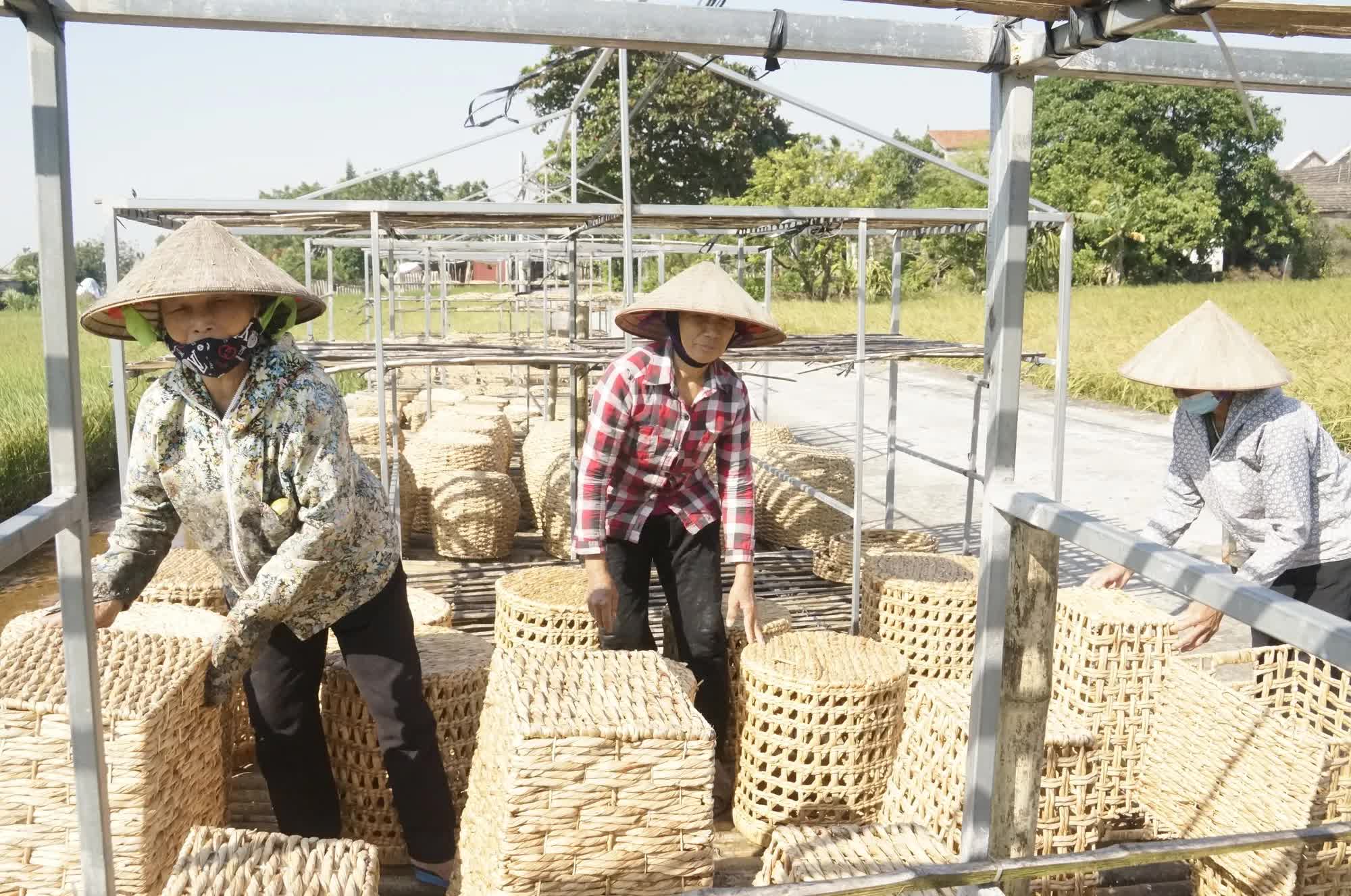 Những người phụ nữ lớn tuổi thắp sáng hi vọng cho nghề truyền thống ở Ninh Bình - Ảnh 6.