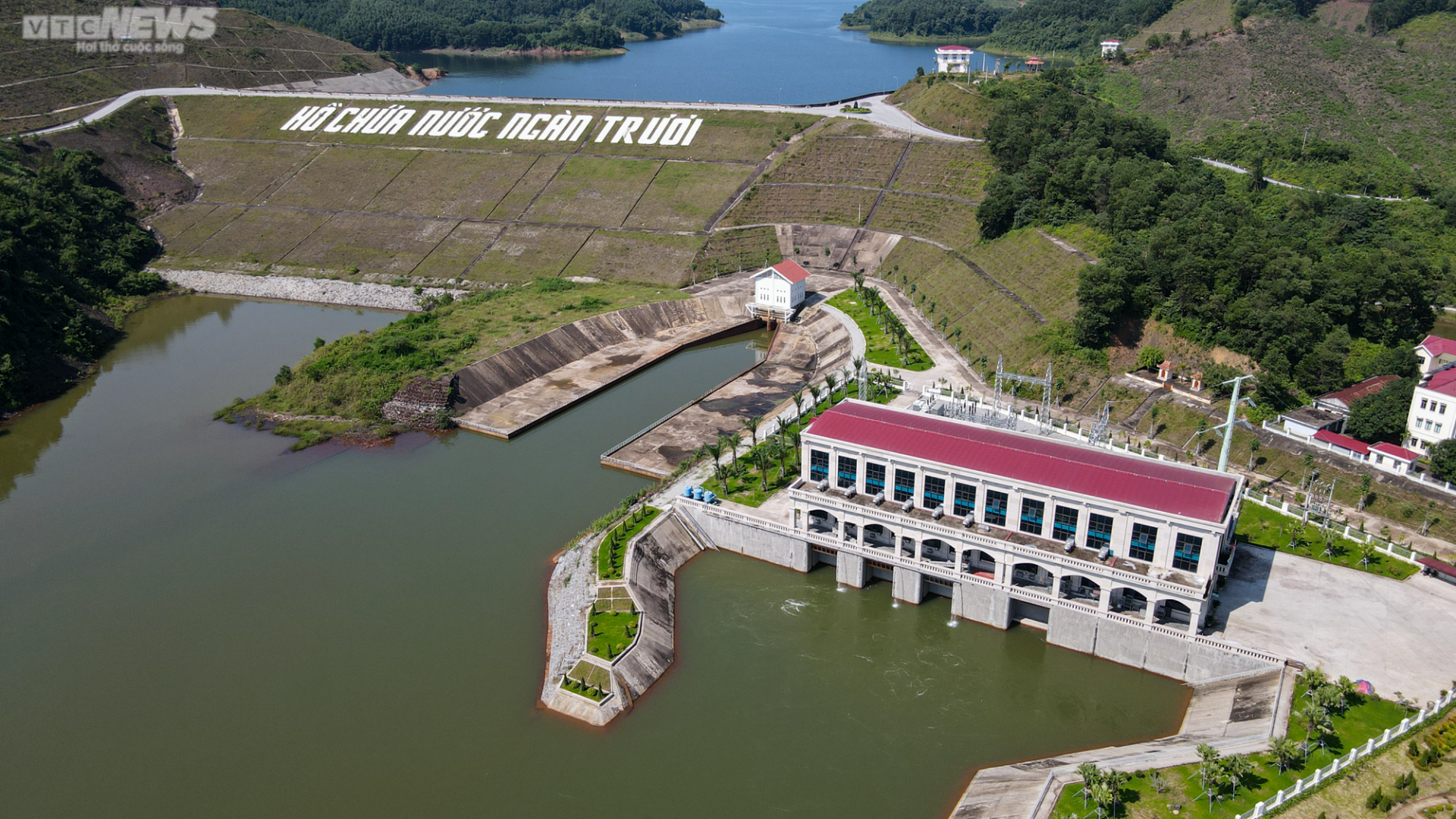 Cận cảnh siêu công trình thủy lợi có đập đất cao nhất Việt Nam - Ảnh 4.