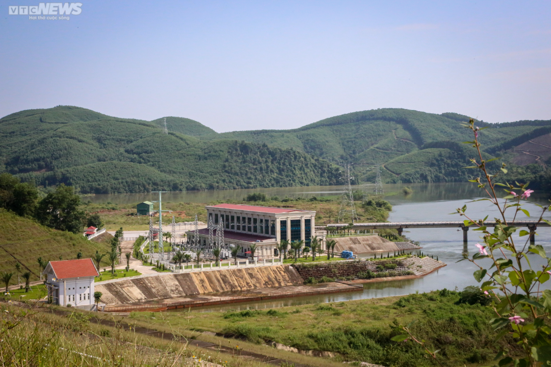 Cận cảnh siêu công trình thủy lợi có đập đất cao nhất Việt Nam - Ảnh 6.