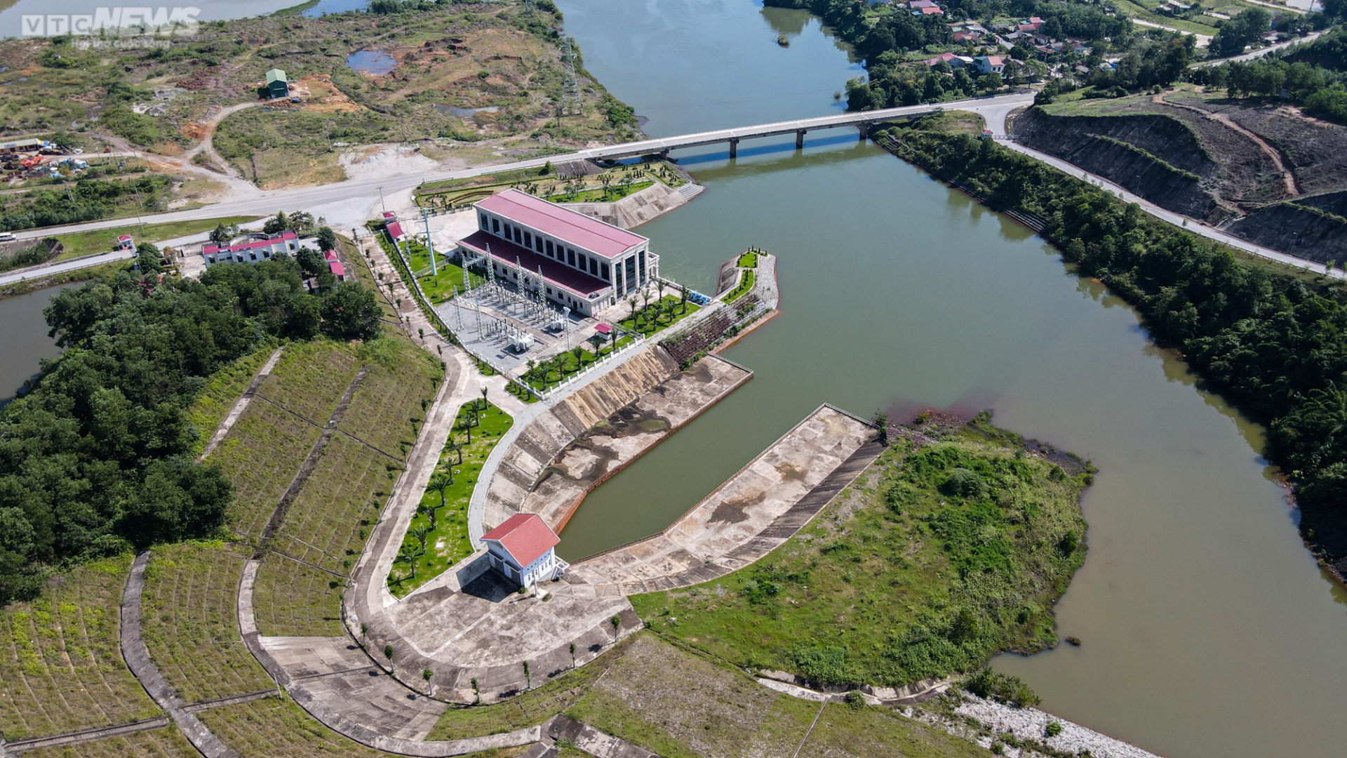 Cận cảnh siêu công trình thủy lợi có đập đất cao nhất Việt Nam - Ảnh 2. Cận cảnh siêu công trình thủy lợi có đập đất cao nhất Việt Nam - Ảnh 2.