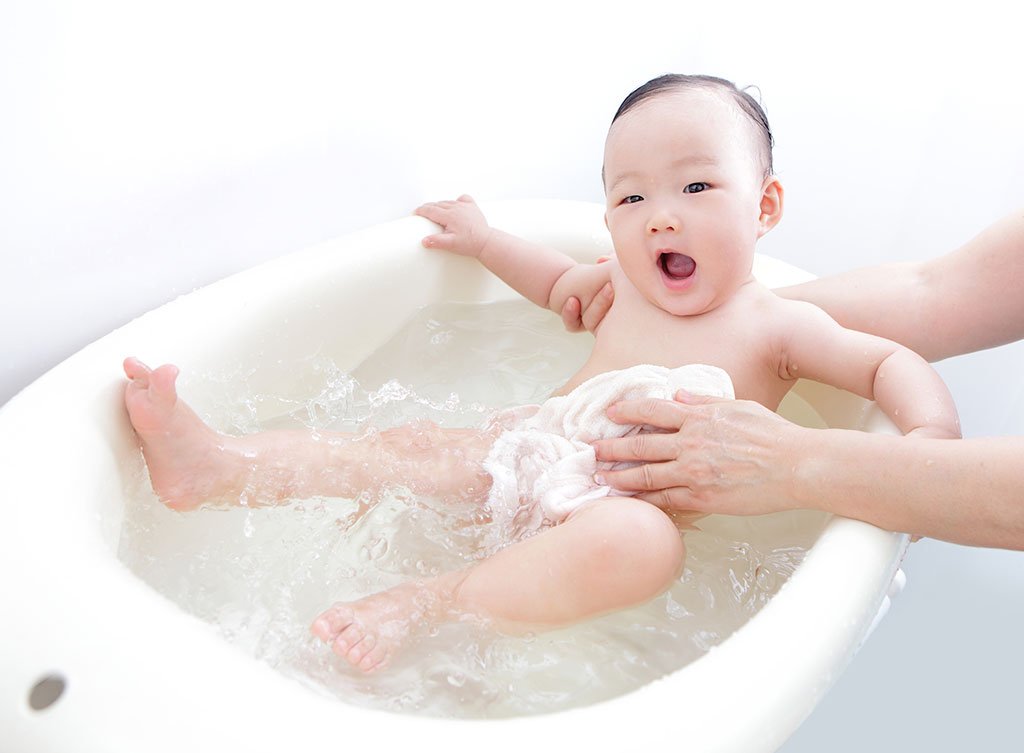 9 thời điểm không nên tắm cho trẻ sơ sinh - Ảnh 1.