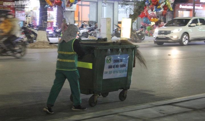 Nữ công nhân môi trường đất Cảng hơn 20 năm lặng thầm làm sạch đẹp phố phường - Ảnh 2.