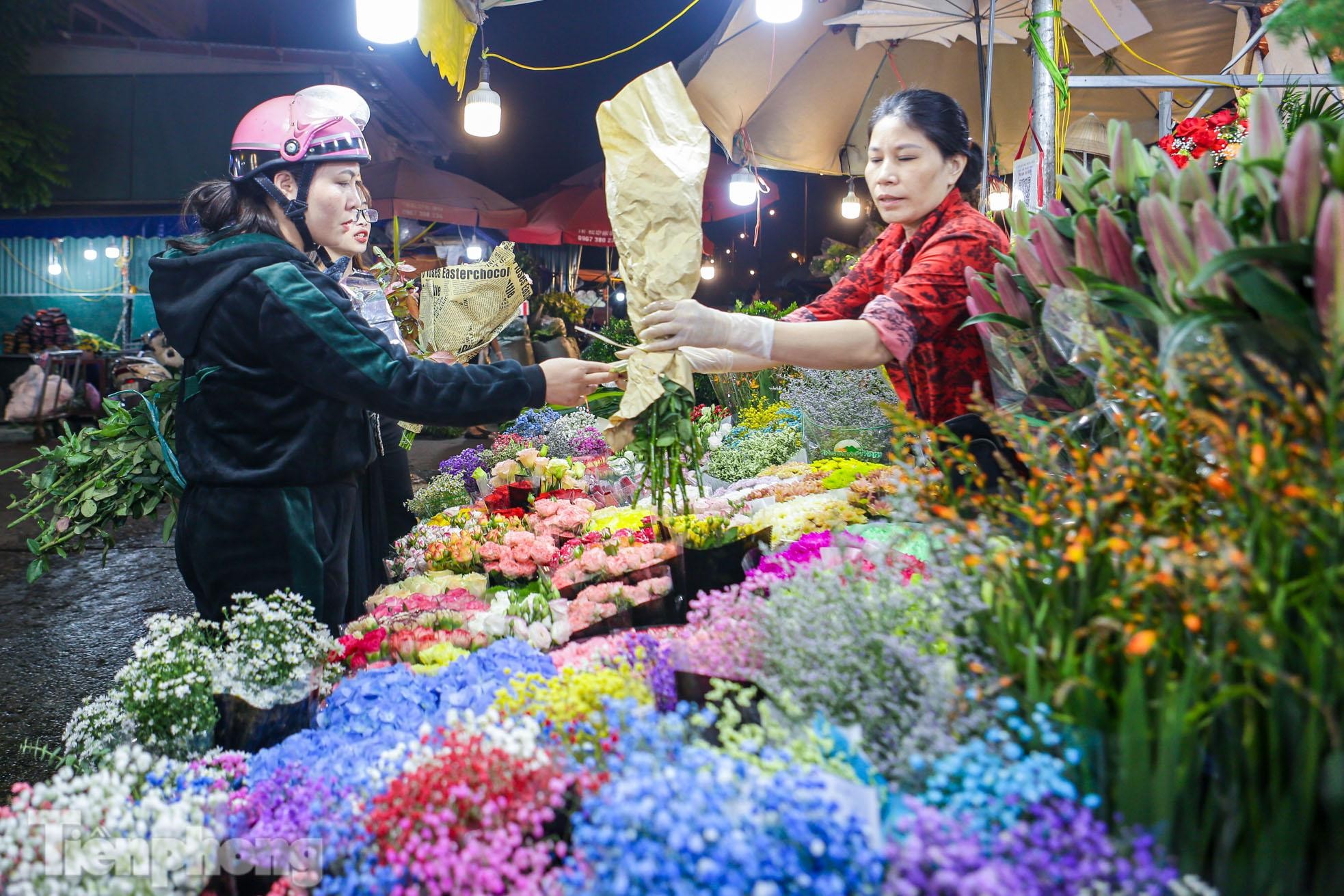 Chợ hoa đêm lớn nhất Hà Nội đông nghẹt khách trước dịp 20/10 - Ảnh 4.