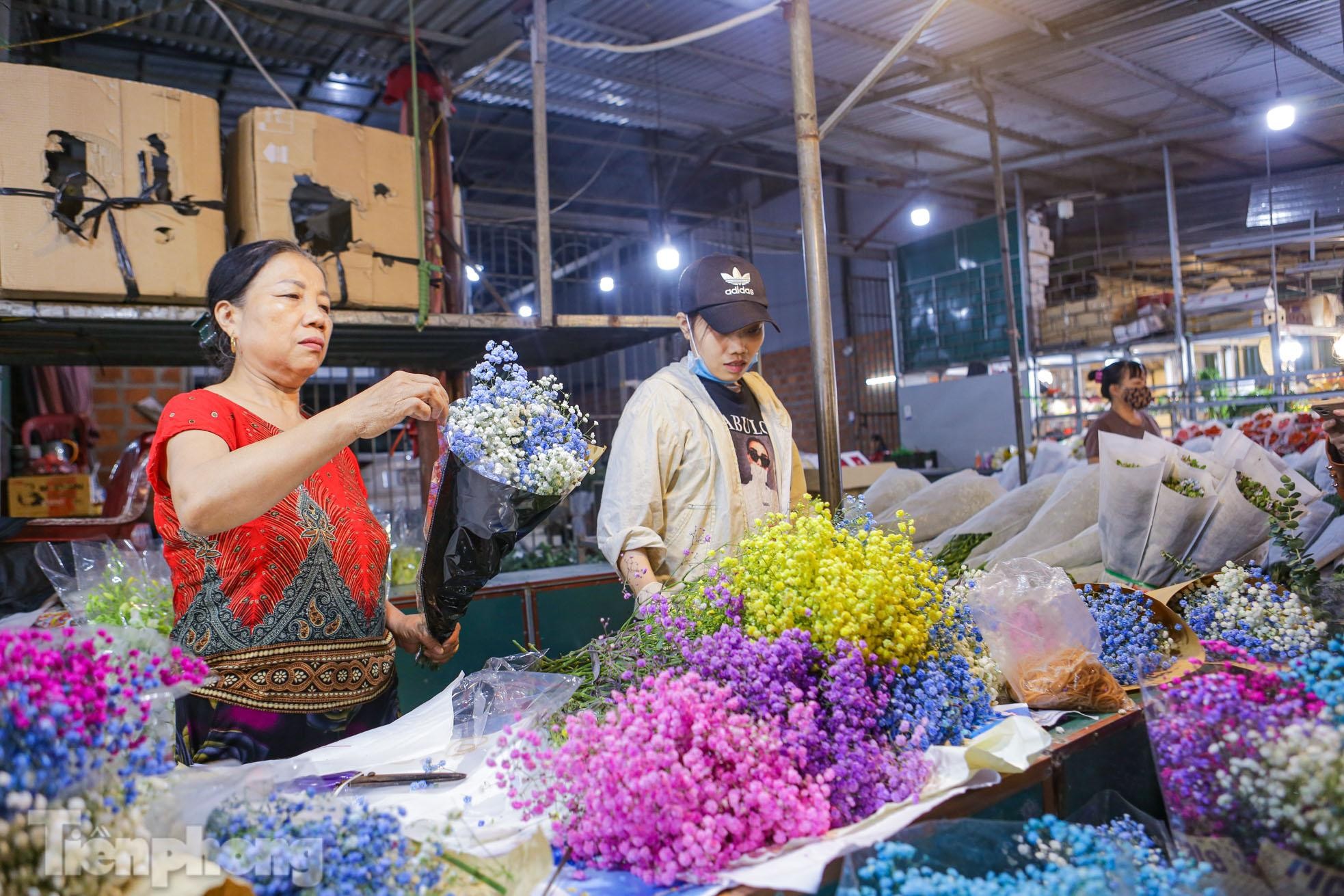 Chợ hoa đêm lớn nhất Hà Nội đông nghẹt khách trước dịp 20/10 - Ảnh 6.