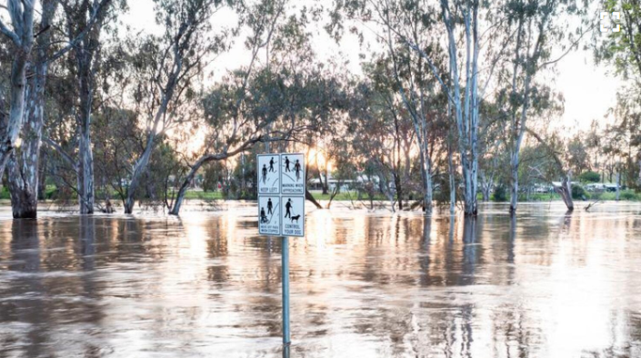 Cư dân thị trấn ngập nước ở Australia hộ đê, xếp bao cát trước khi mưa to tiếp diễn - Ảnh 1.