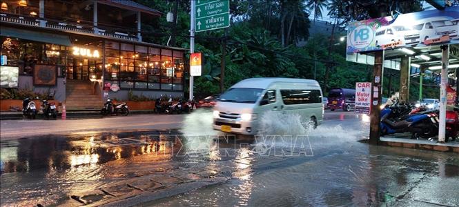 Cuộc sống tại Phuket bị đảo lộn vì ngập lụt - Ảnh 2.