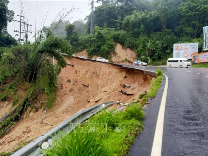 Cuộc sống tại Phuket bị đảo lộn vì ngập lụt - Ảnh 1.