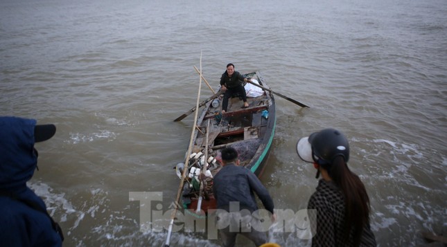 Hối hả bán hải sản tại cảng lớn nhất Hà Tĩnh trước giờ bão số 6 đổ bộ - Ảnh 2.