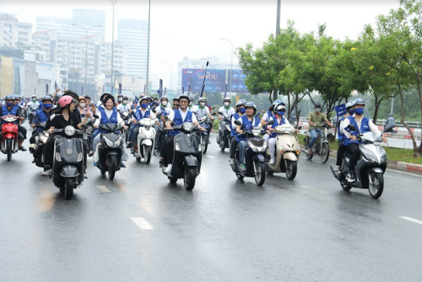 Mẹ ca sĩ Hoàng Bách ở tuổi 81 vẫn hào hứng đi phượt cùng con trai - Ảnh 4.