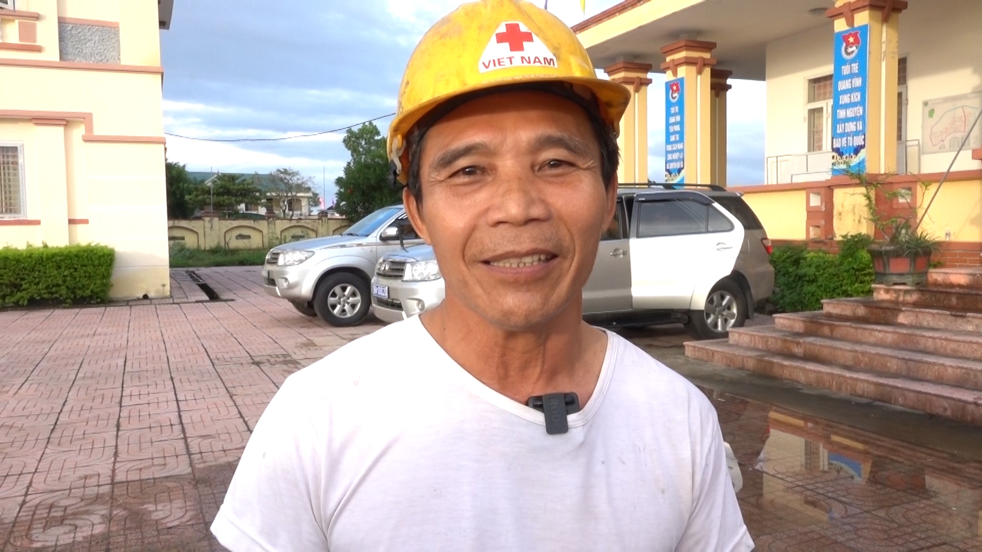 Người dân vùng lũ rưng rưng nước mắt nhận quà cứu trợ: 'Đây thứ tình cảm mà chỉ dân tộc mình có' - Ảnh 6. Người dân vùng lũ rưng rưng nước mắt nhận quà cứu trợ: 'Đây thứ tình cảm mà chỉ dân tộc mình có' - Ảnh 6.