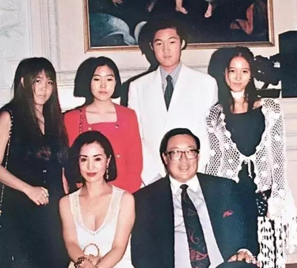 'Bà hoàng hàng hải' Triệu Thức Minh: Một tay tiếp quản gia sản nghìn tỷ, đấu tranh cho mối tình 'chị em' bất chấp định kiến - Ảnh 2. 'Bà hoàng hàng hải' Triệu Thức Minh: Một tay tiếp quản gia sản nghìn tỷ, đấu tranh cho mối tình 'chị em' bất chấp định kiến - Ảnh 2.