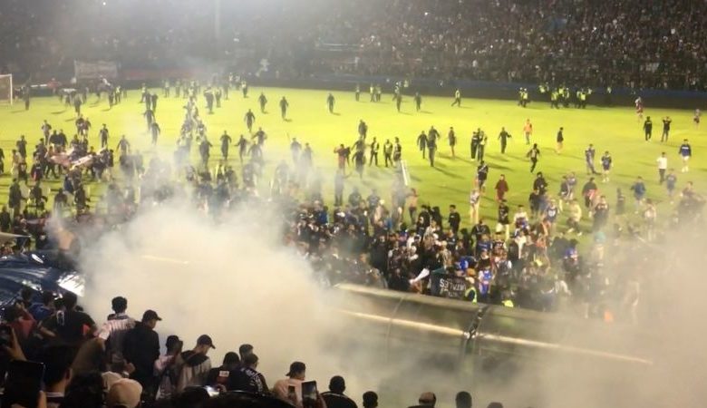 Indonesia: Cảnh sát nói lý do dùng hơi cay trong vụ giẫm đạp ở sân bóng đá, ít nhất 127 người thiệt mạng - Ảnh 3.