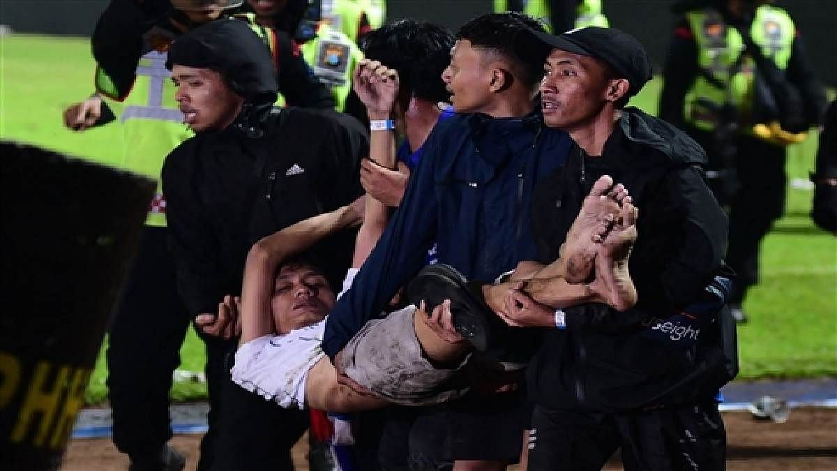 Indonesia: Cảnh sát nói lý do dùng hơi cay trong vụ giẫm đạp ở sân bóng đá, ít nhất 127 người thiệt mạng - Ảnh 4.