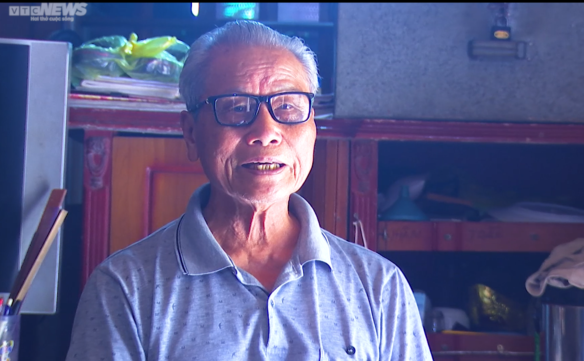 Vợ chồng cụ ông 90 tuổi trắng đêm chạy lũ - Ảnh 2. Vợ chồng cụ ông 90 tuổi trắng đêm chạy lũ - Ảnh 2.