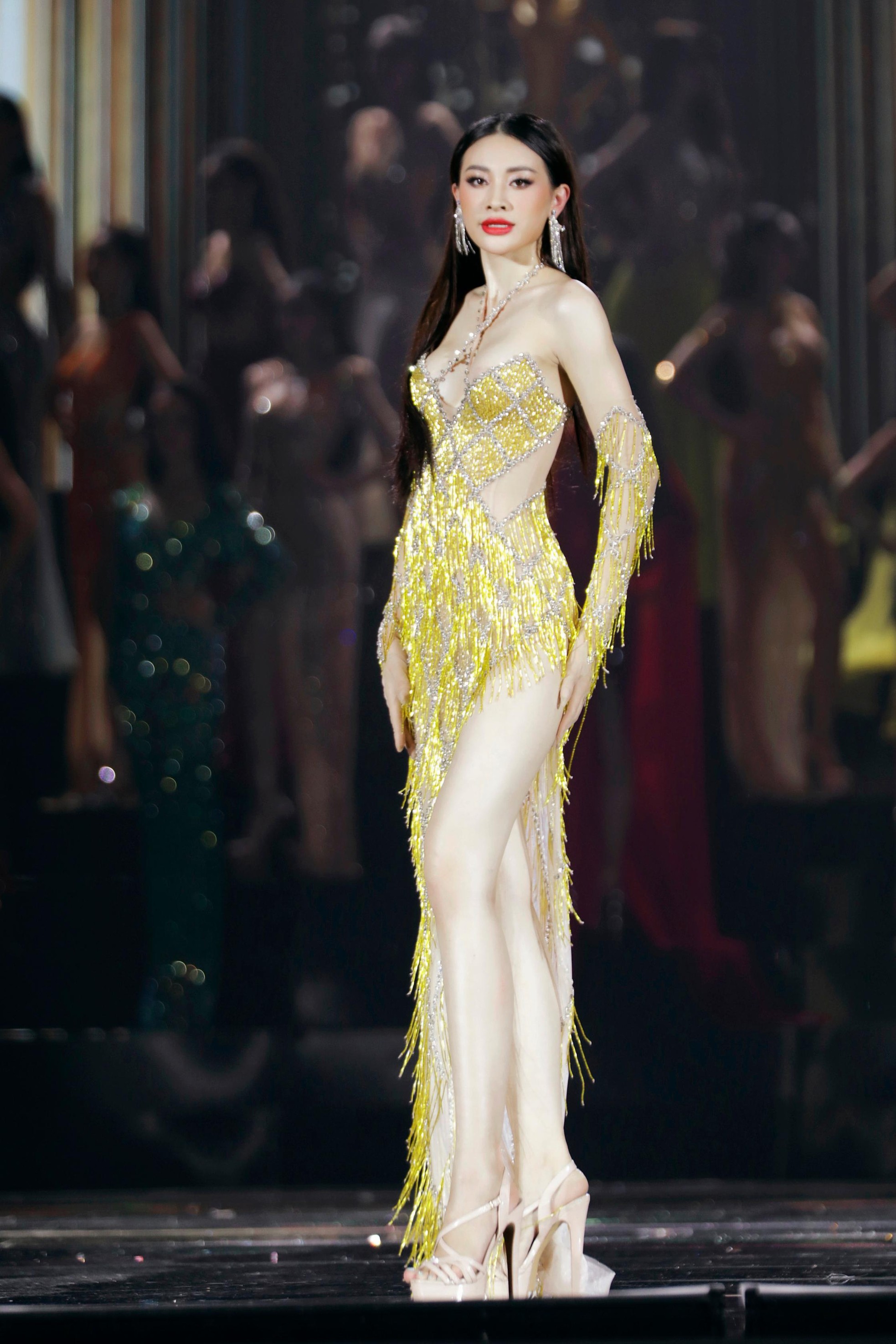 Váy xuyên thấu, xẻ sâu ở Hoa hậu Hòa bình Việt Nam 2022 - Ảnh 1.