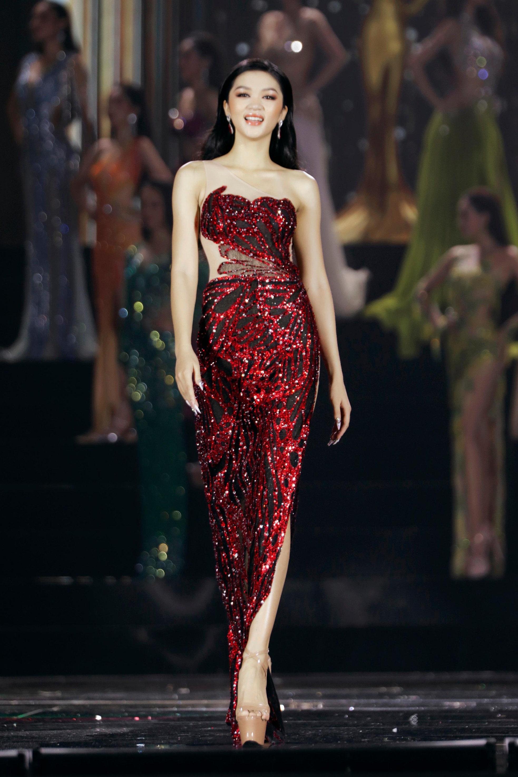 Váy xuyên thấu, xẻ sâu ở Hoa hậu Hòa bình Việt Nam 2022 - Ảnh 3.