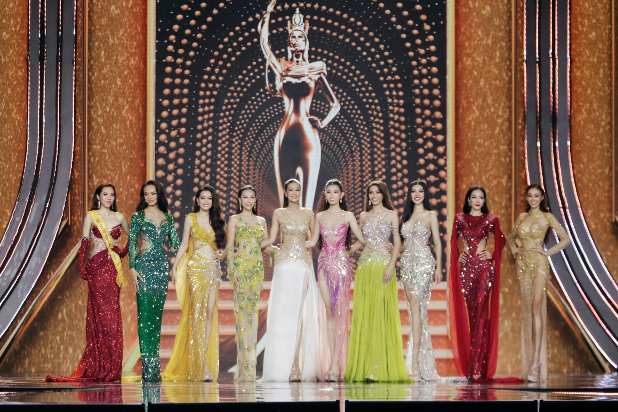 Váy xuyên thấu, xẻ sâu ở Hoa hậu Hòa bình Việt Nam 2022 - Ảnh 16.