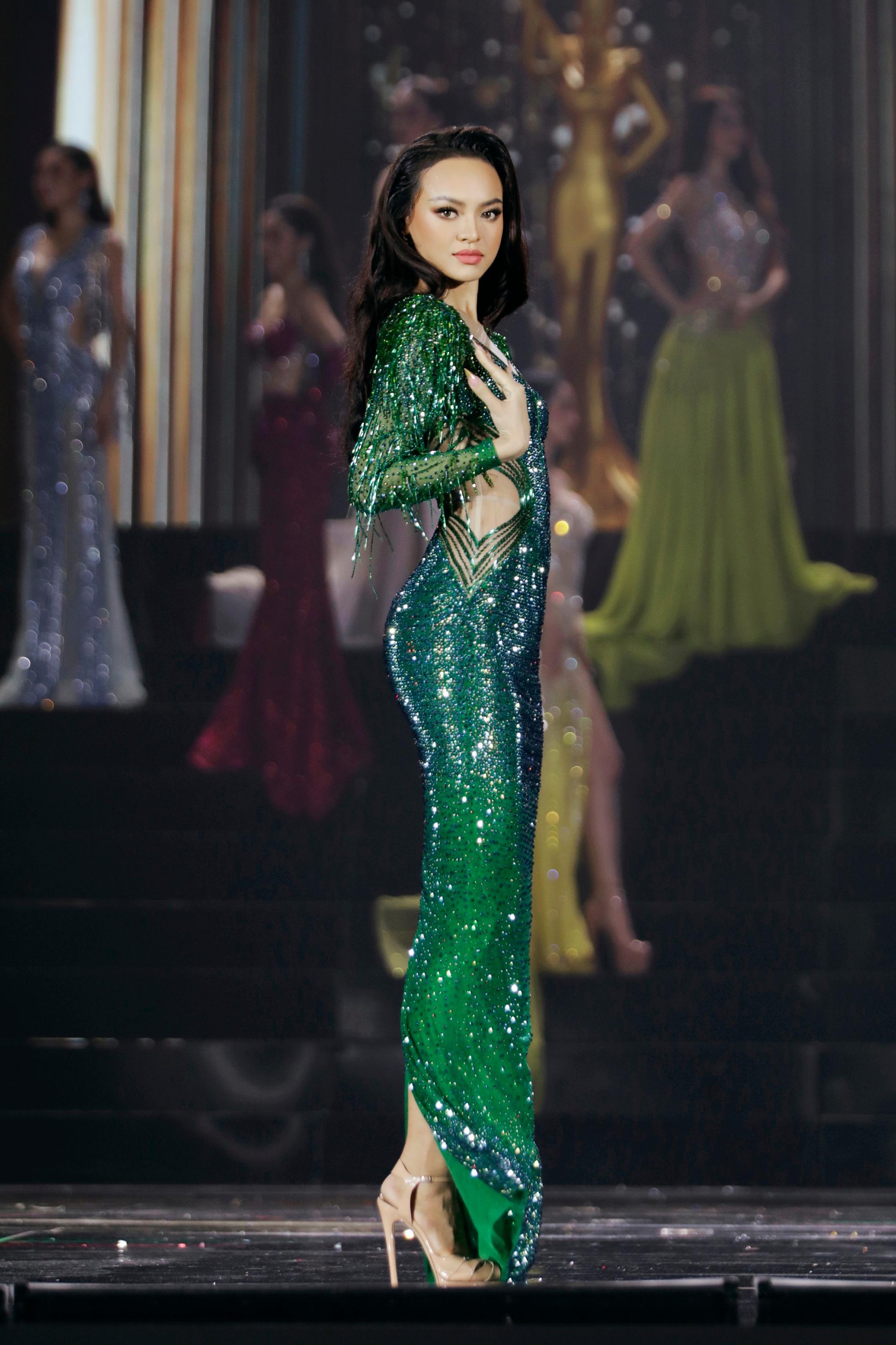 Váy xuyên thấu, xẻ sâu ở Hoa hậu Hòa bình Việt Nam 2022 - Ảnh 9.