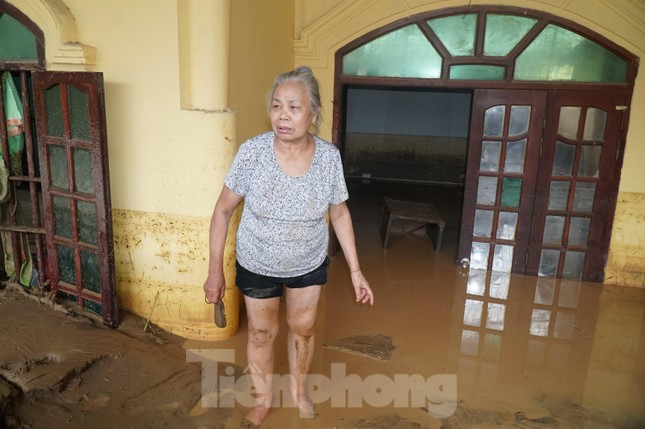 Nhà cửa ngổn ngang bùn đất, người dân Nghệ An bần thần trở về sau lũ - Ảnh 8. Nhà cửa ngổn ngang bùn đất, người dân Nghệ An bần thần trở về sau lũ - Ảnh 8.