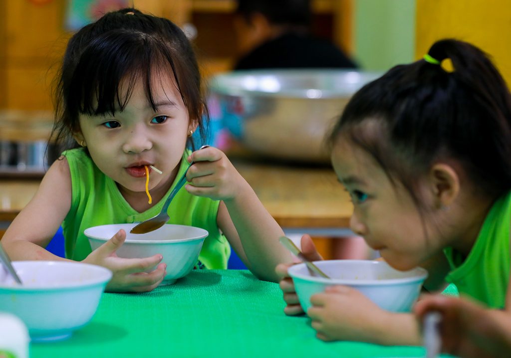 9 việc làm rèn luyện tính tự lập của trẻ 3 tuổi, cha mẹ hãy khuyến khích để con tự tin hơn nhé! - Ảnh 2.