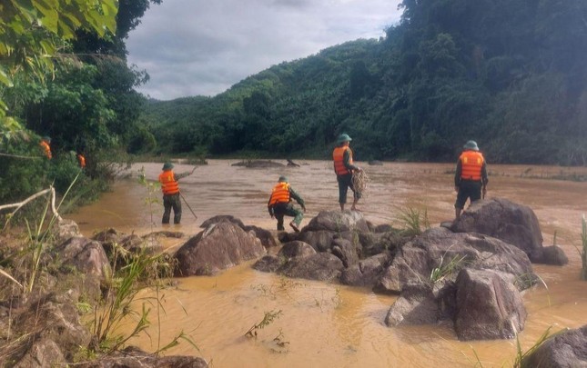 Tìm thấy thi thể thanh niên Quảng Nam bị nước lũ cuốn trôi trên sông Bung - Ảnh 1.