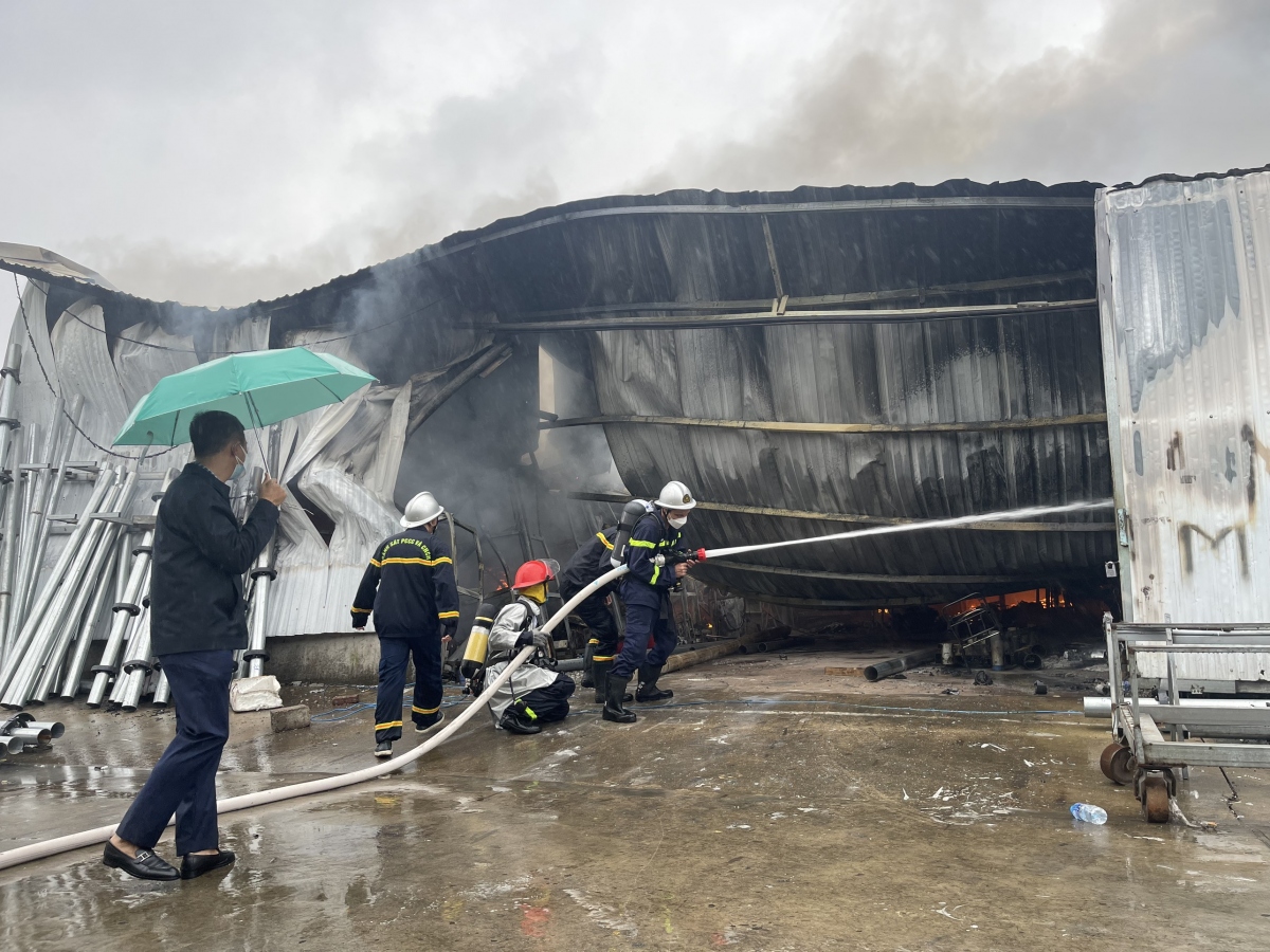 Cháy dữ dội 800m2 kho sơn ở Hà Đông (Hà Nội), 1 người thiệt mạng - Ảnh 8.