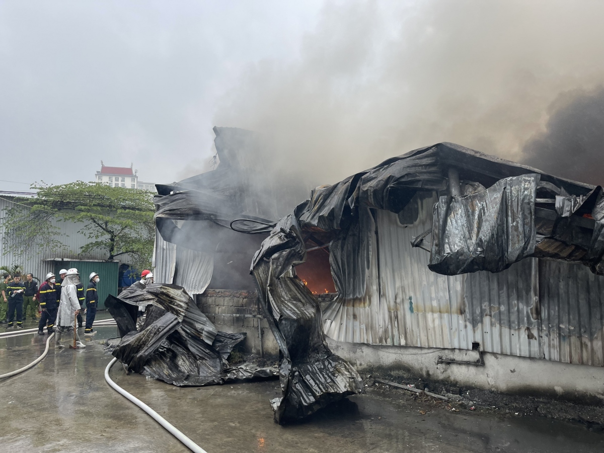 Cháy dữ dội 800m2 kho sơn ở Hà Đông (Hà Nội), 1 người thiệt mạng - Ảnh 5.