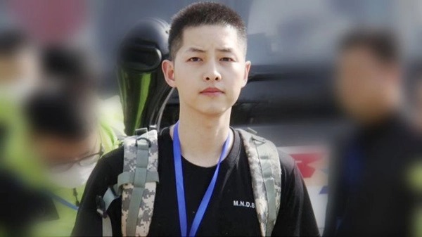 Nam thần quân đội xứ Hàn: Song Joong Ki - Hyun Bin như thể đi đóng phim, Jaejoong - Taecyeon khoe body vạm vỡ phát mê - Ảnh 4.