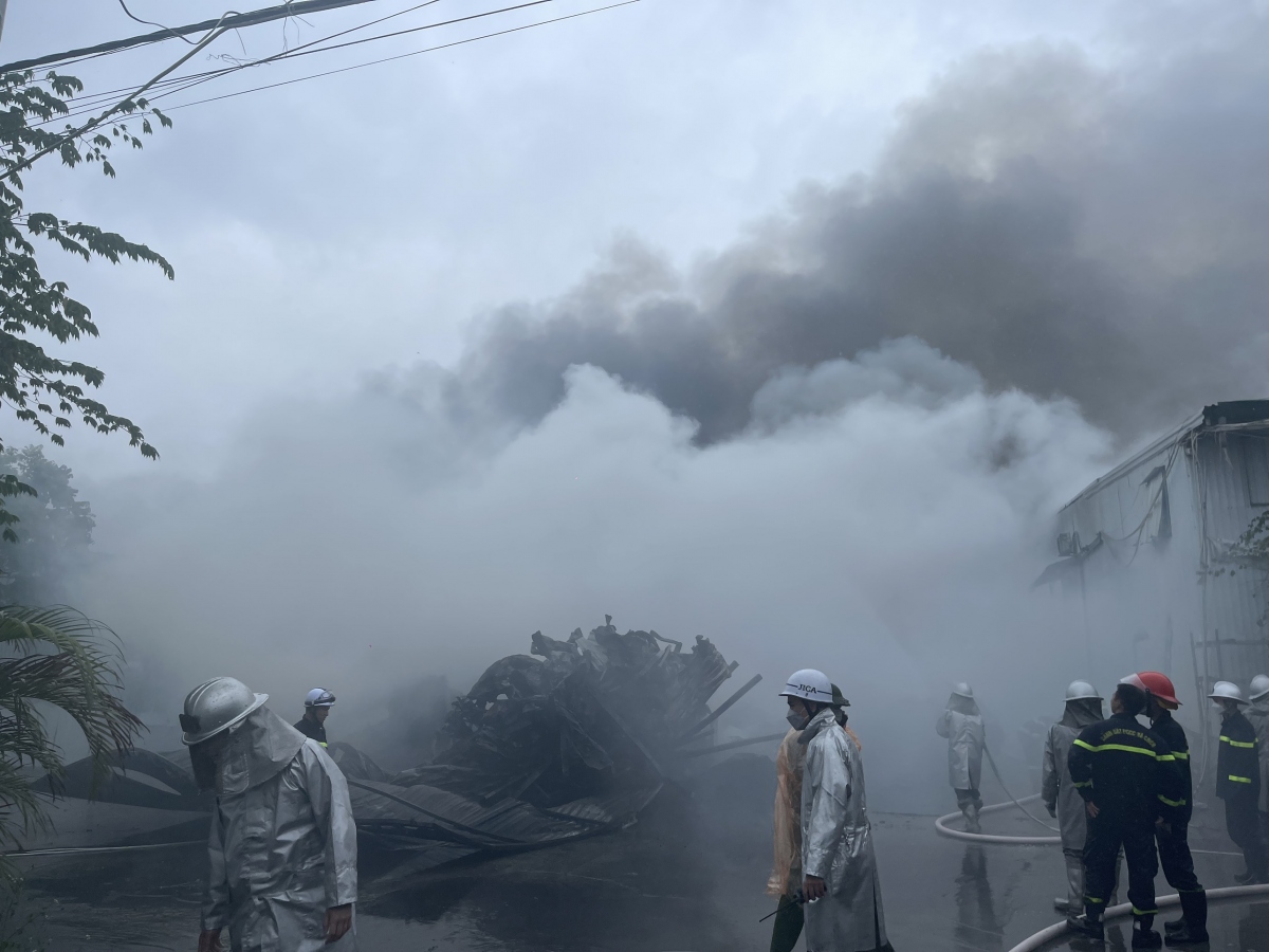 Cháy dữ dội 800m2 kho sơn ở Hà Đông (Hà Nội), 1 người thiệt mạng - Ảnh 9.