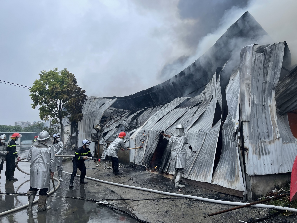 Cháy dữ dội 800m2 kho sơn ở Hà Đông (Hà Nội), 1 người thiệt mạng - Ảnh 7.