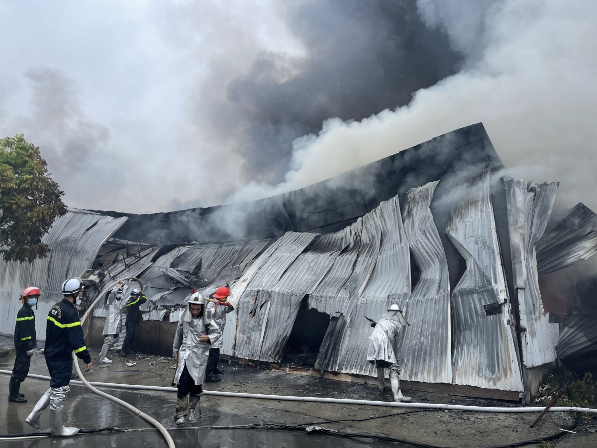 Cháy dữ dội 800m2 kho sơn ở Hà Đông (Hà Nội), 1 người thiệt mạng - Ảnh 6.