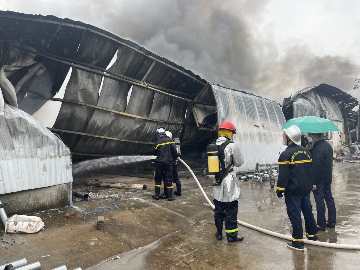 Cháy dữ dội 800m2 kho sơn ở Hà Đông (Hà Nội), 1 người thiệt mạng - Ảnh 12.